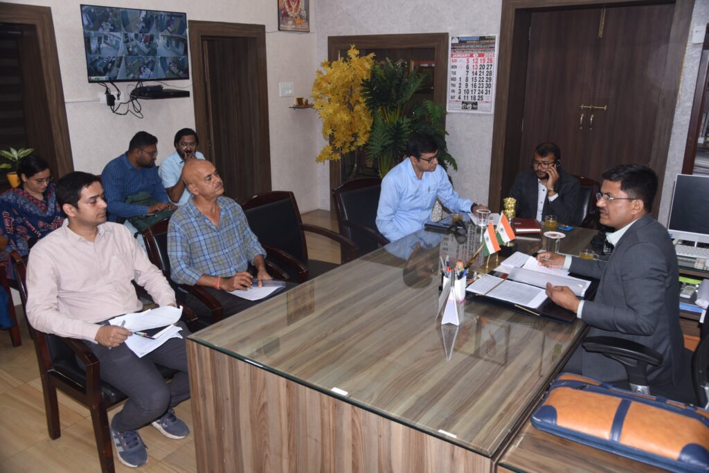 स्वास्थ्य विभाग के कामकाज की समीक्षा कलेक्टर ने की