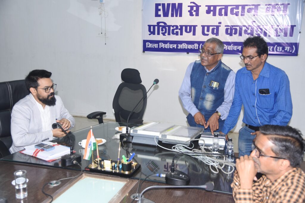 ईवीएम पर राजनैतिक दलों और मीडिया के समक्ष जीवंत प्रदर्शन