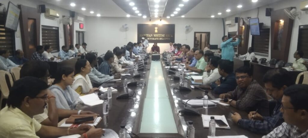 कलेक्टर ने योजनाओं की समीक्षा, विकास कार्यों में तेजी के निर्देश