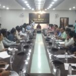 कलेक्टर ने योजनाओं की समीक्षा, विकास कार्यों में तेजी के निर्देश