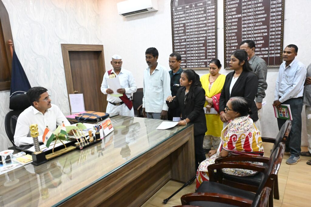 जनदर्शन फिर शुरू: कलेक्टर ने सुनी आम जनता की समस्याएं