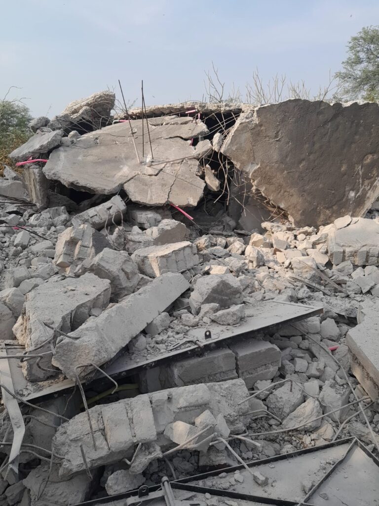 अवैध शराब फैक्टरी पर बुलडोजर, मकान जमींदोज