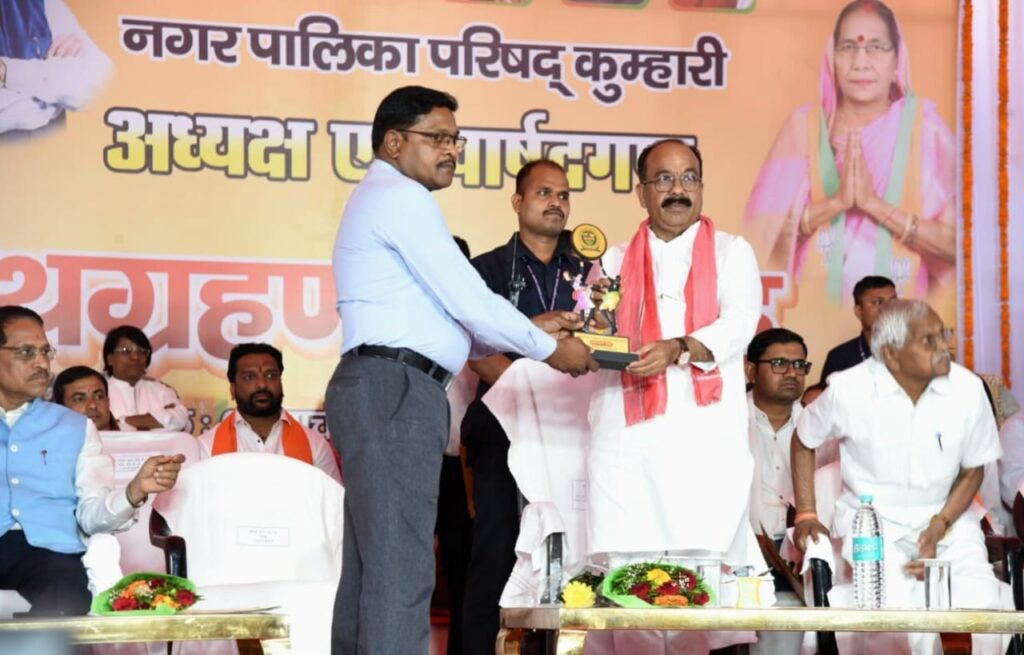 कुम्हारी नगर पालिका अध्यक्ष व पार्षदों का शपथ ग्रहण संपन्न