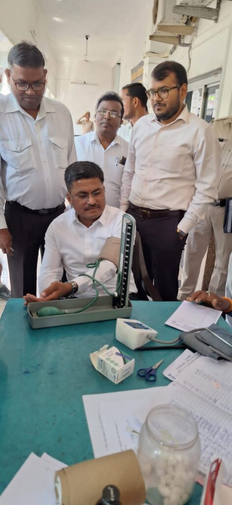 कलेक्टर अवनीश शरण ने शिविर में कराई सेहत जांच