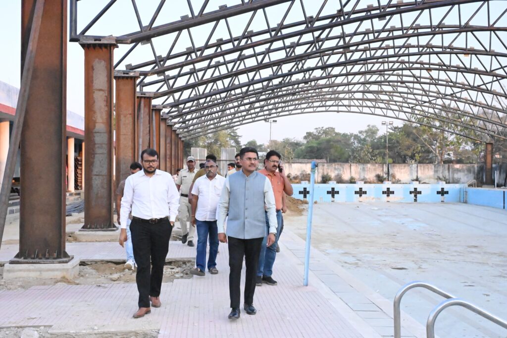 कलेक्टर ने सरकण्डा खेल परिसर का निरीक्षण किया