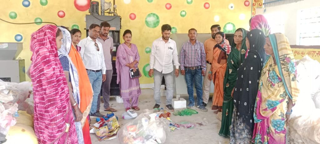 स्वच्छता दीदियों को कचरा प्रबंधन का प्रशिक्षण