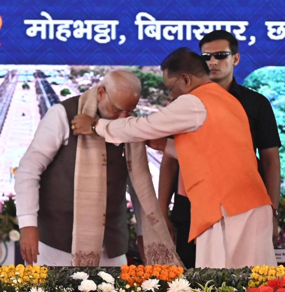 छत्तीसगढ़ की समृद्ध संस्कृति का प्रतीक: प्रधानमंत्री मोदी को भेंट किया गया कोसा सिल्क शॉल