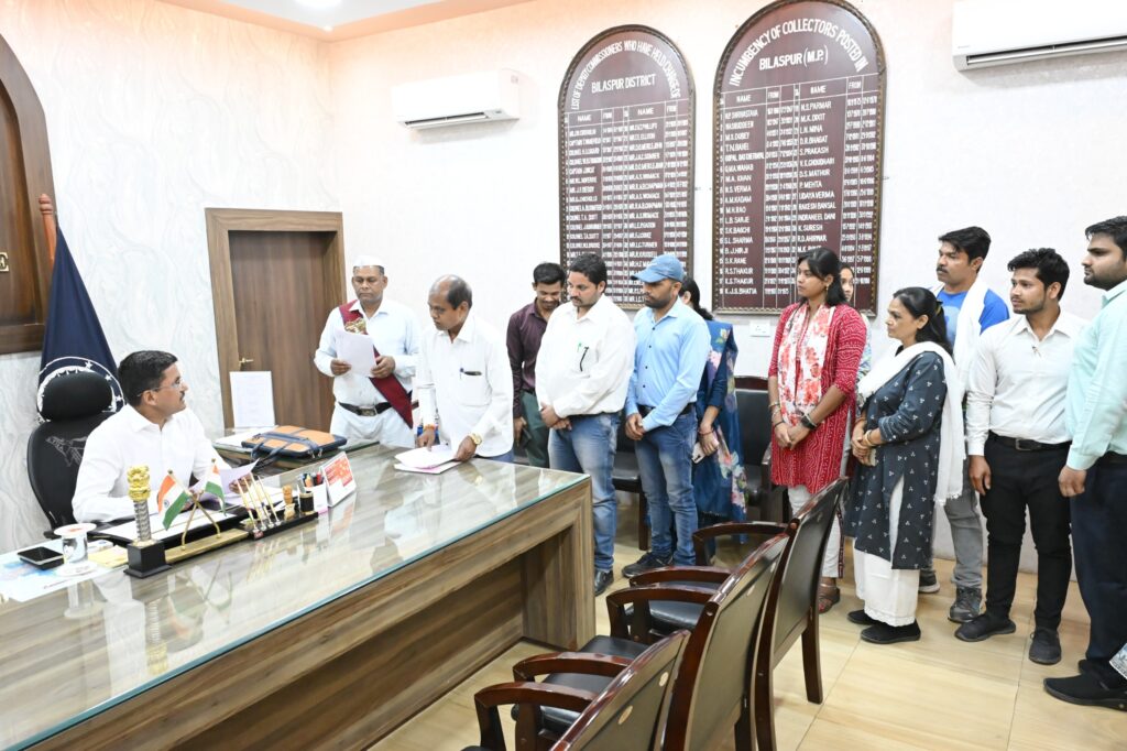 साप्ताहिक जनदर्शन में कलेक्टर अवनीश शरण ने सुनी आमजनों की समस्याएं, कई मामलों का मौके पर हुआ निराकरण