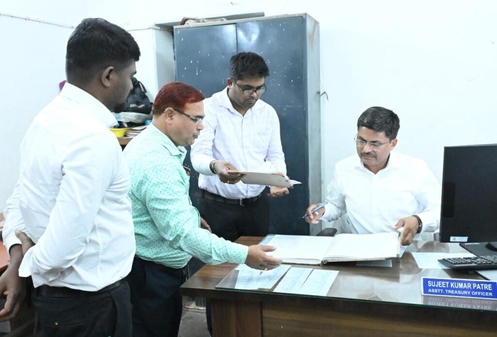 कलेक्टर ने किया जिला कोषालय का निरीक्षण, व्यवस्थाओं की ली जानकारी