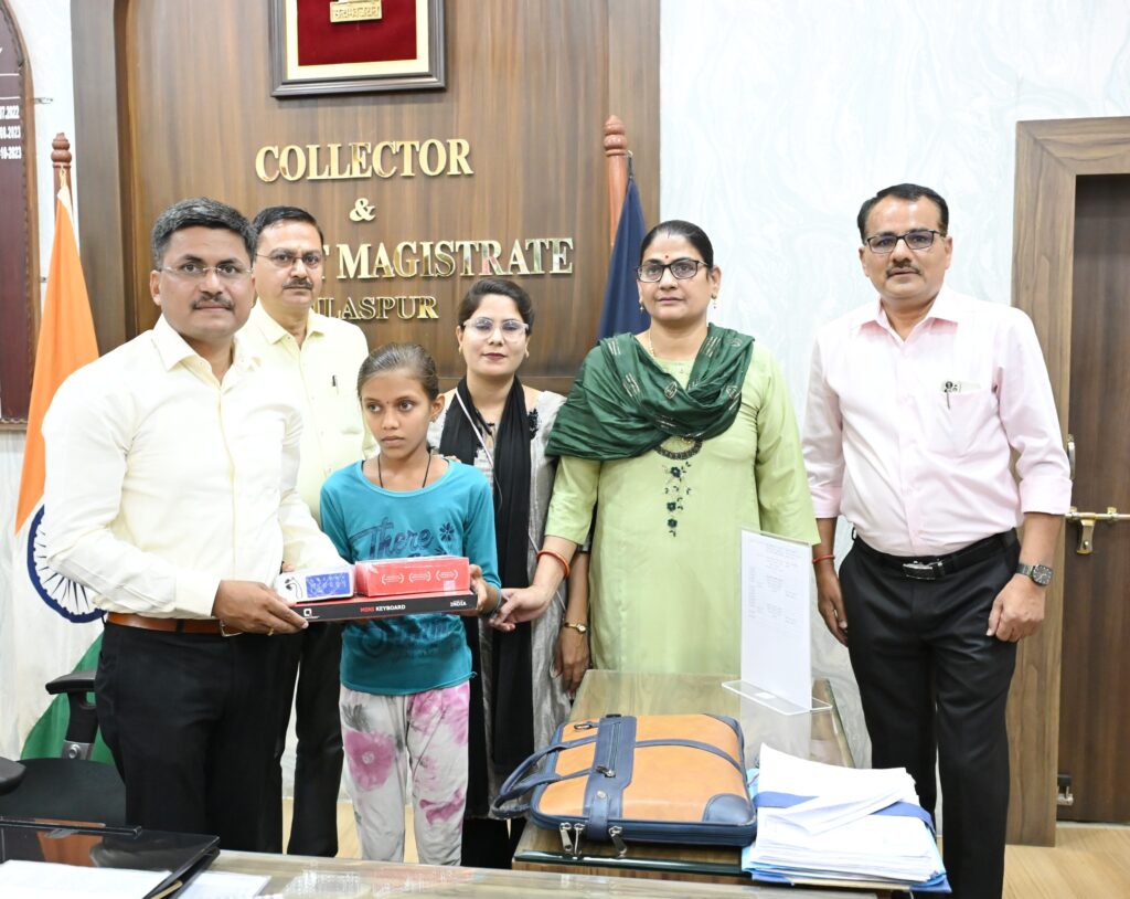 दृष्टिबाधित बच्चों के लिए एक नई रौशनी: कलेक्टर ने पढ़ाई के लिए दिए स्मार्टफोन और सहायक उपकरण