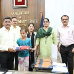 दृष्टिबाधित बच्चों के लिए एक नई रौशनी: कलेक्टर ने पढ़ाई के लिए दिए स्मार्टफोन और सहायक उपकरण
