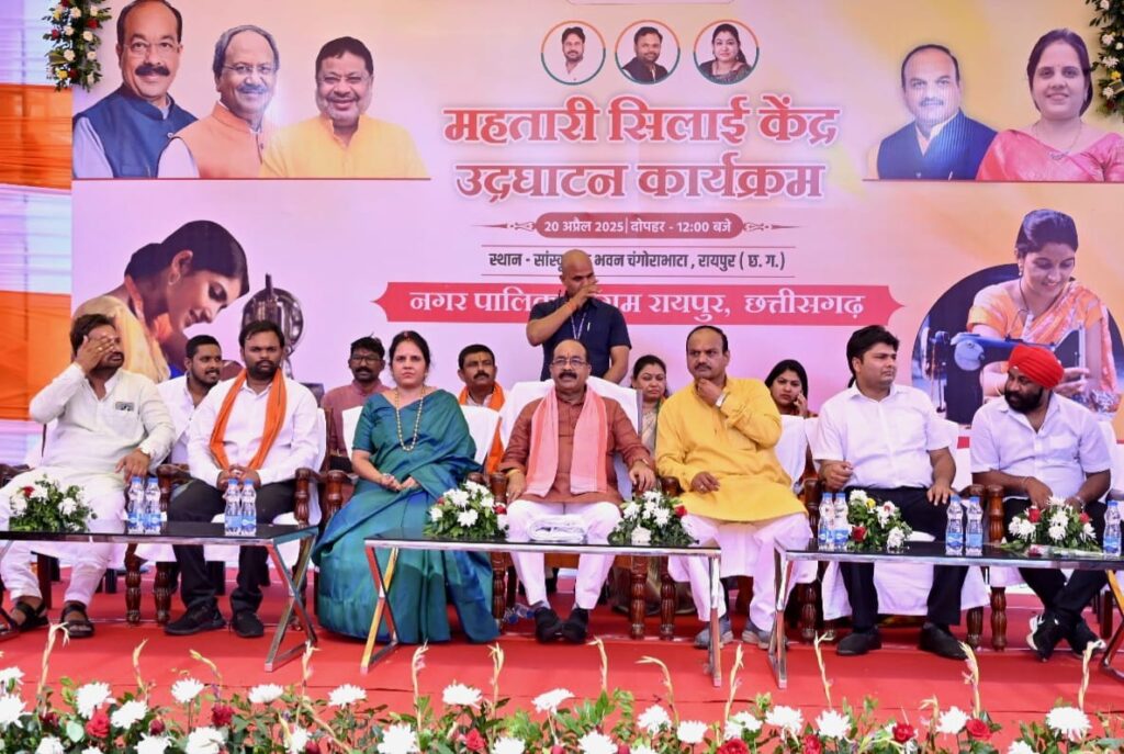 उप मुख्यमंत्री श्री अरुण साव ने चंगोराभाठा में महतारी सिलाई केंद्र का किया शुभारंभआत्मनिर्भर भारत के संकल्प को साकार करेंगी प्रशिक्षित महिलाएं