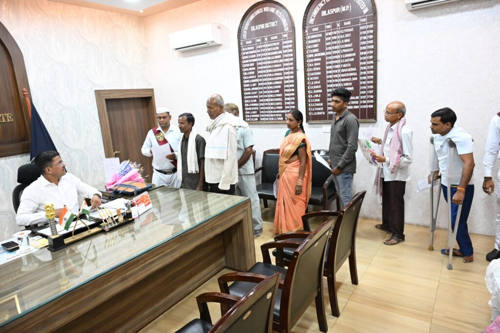बिलासपुर, 21 अप्रैल 2025 – साप्ताहिक जनदर्शन में कलेक्टर ने सुनी लोगों की समस्याएं, मौके पर ही कई मामलों का निराकरण