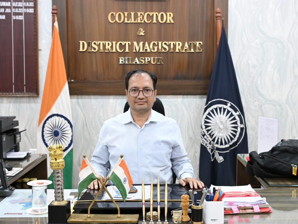 “आज की बड़ी खबर —बिलासपुर जिले को मिला नया नेतृत्व!वर्ष 2012 बैच के भारतीय प्रशासनिक सेवा के अधिकारी, श्री संजय अग्रवाल ने आज जिले के कलेक्टर के रूप में अपना कार्यभार ग्रहण कर लिया है।”