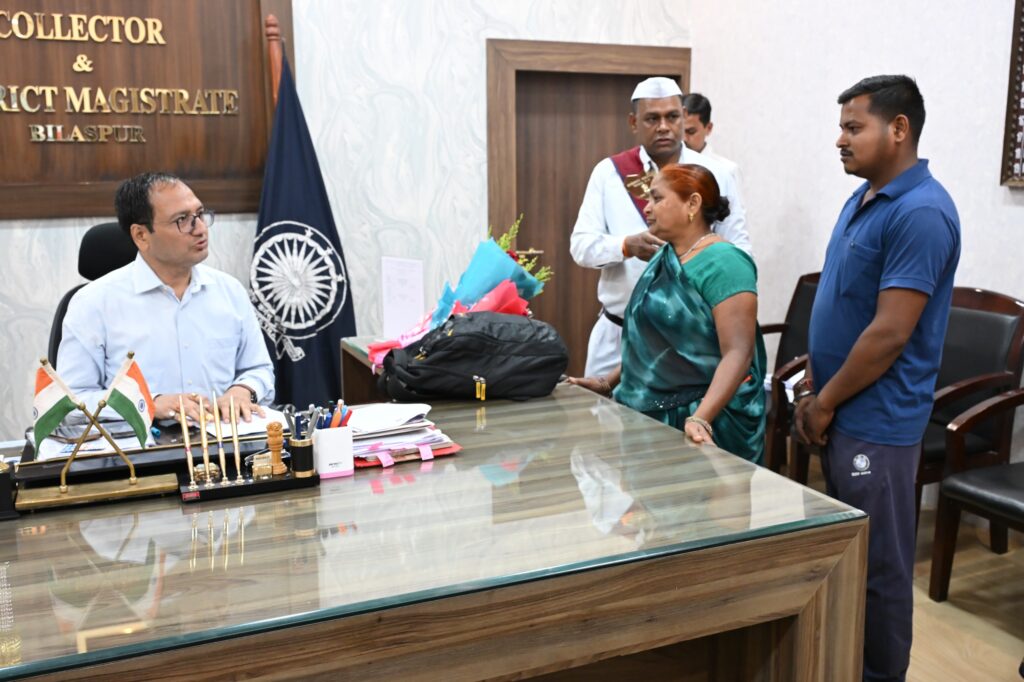 कलेक्टर श्री संजय अग्रवाल ने जनदर्शन में सुनीं लोगों की समस्याएं