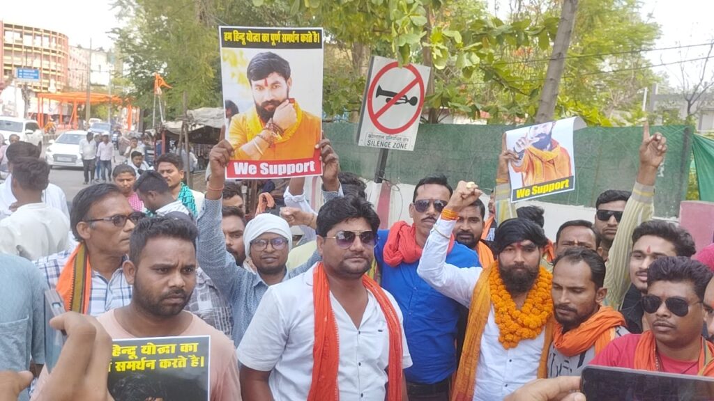 बिलासपुर: राम सिंह ठाकुर ने हिंदू संगठन के साथ सिविल लाइन थाने में दी गिरफ्तारी