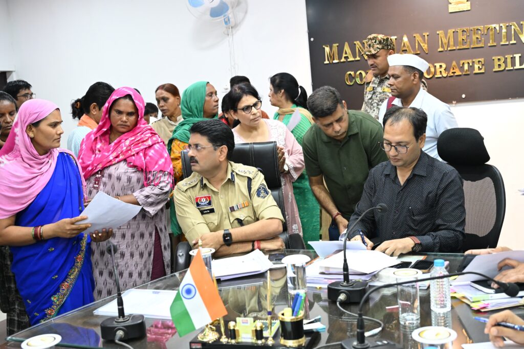 कलेक्टर ने जनदर्शन में सुनी जनसमस्याएं, कई मामलों का मौके पर हुआ समाधान