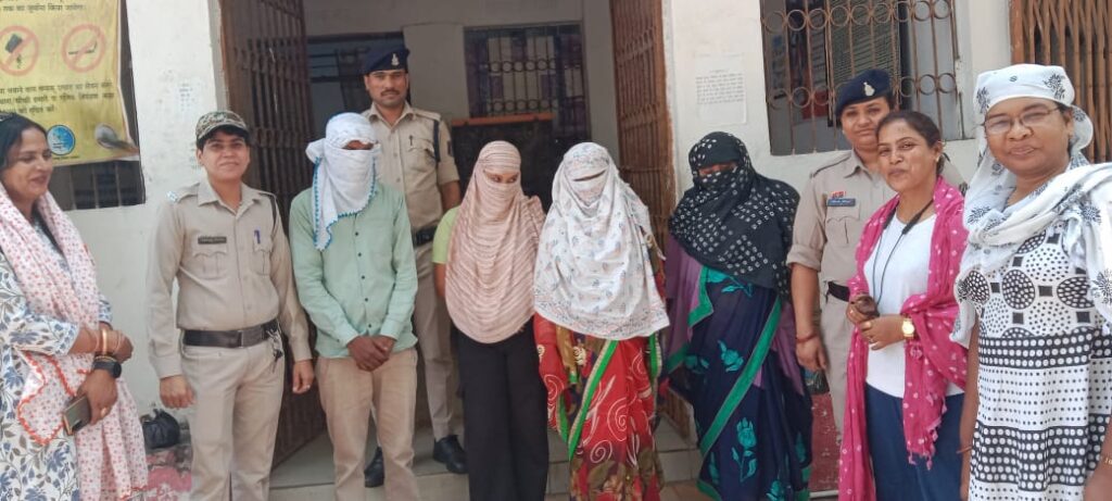 वरिष्ठ पुलिस अधीक्षक महोदय के दिशा-निर्देशों के तहत, सुरक्षा एवं निगरानी को सुदृढ़ करने हेतु रक्षा टीम द्वारा आज कोन्हेर गार्डन, पोस्ट ऑफिस और आसपास के क्षेत्रों में सघन पेट्रोलिंग अभियान चलाया गया।