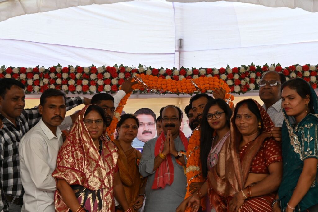 उप मुख्यमंत्री श्री अरुण साव शामिल हुए सूरमाल साहू समाज के सामूहिक विवाह समारोह में घोयनबहारा में 15 लाख की लागत से बनेगा सामुदायिक शेड, बागबाहरा-पिथौरा मार्ग पर होगा भव्य स्वागत द्वार