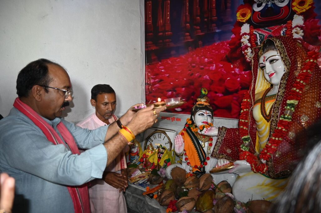 मुख्यमंत्री अरुण साव शामिल हुए कर्मा माता मंदिर प्राण प्रतिष्ठा एवं सम्मान समारोह मेंमंदिर परिसर में अहाता निर्माण के लिए 25 लाख रुपए देने की घोषणा