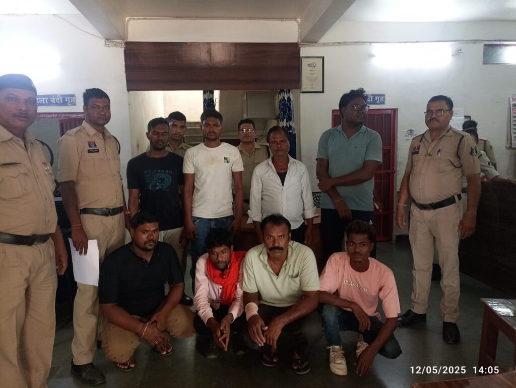 थाना रतनपुर की बड़ी कार्रवाई: 8 स्थायी वारंटियों को न्यायालय में पेश किया गया