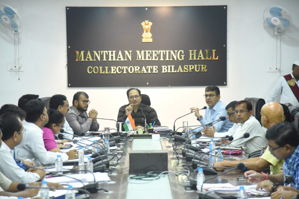 कलेक्टर ने टीएल बैठक में की फ्लैगशिप योजनाओं की समीक्षा, बिजली विभाग को जारी हुआ शो कॉज नोटिस