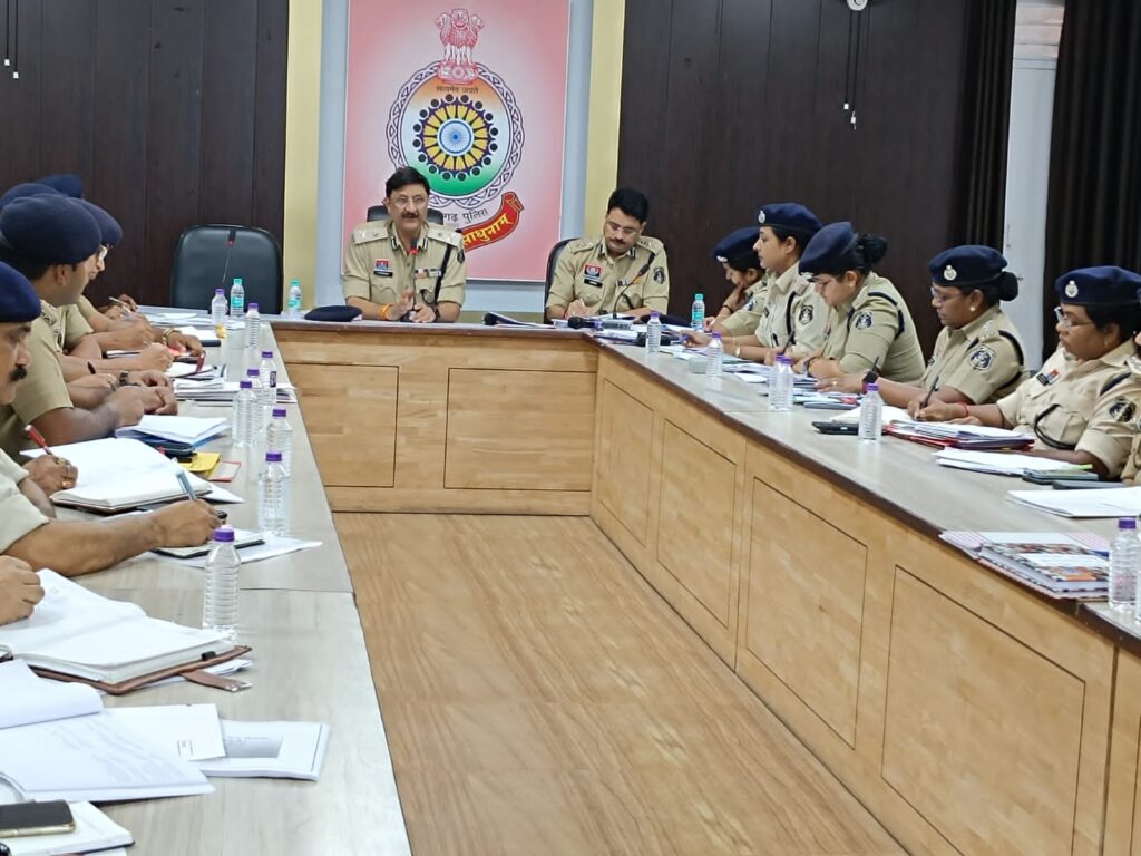 पुलिस महानिरीक्षक डॉ. संजीव शुक्ला ने ली बिलासपुर जिले की समीक्षा बैठक, दिए महत्वपूर्ण दिशा-निर्देश
