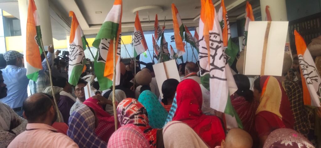 बिलासपुर: पानी की समस्या को लेकर कांग्रेस का हल्ला बोल, नगर निगम का घेराव