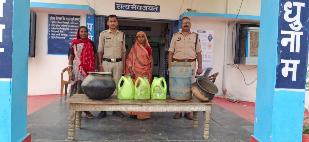 बेलगहना पुलिस की कार्रवाई — अवैध महुआ शराब के साथ महिला गिरफ्तार