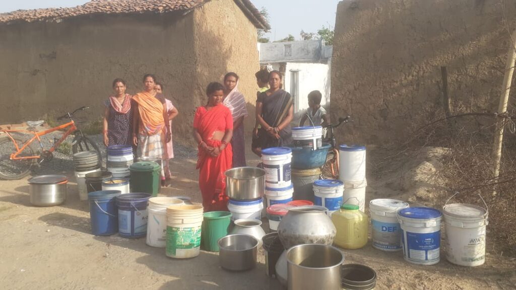 एसईसीएल में करोड़ों का ठेका, फिर भी प्रभावित ग्रामीण 600 रुपए में खरीद रहे पानी