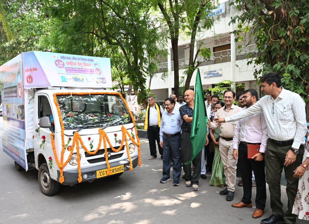 डेंगू जागरूकता के लिए प्रचार रथ को कलेक्टर ने दिखाई हरी झंडी