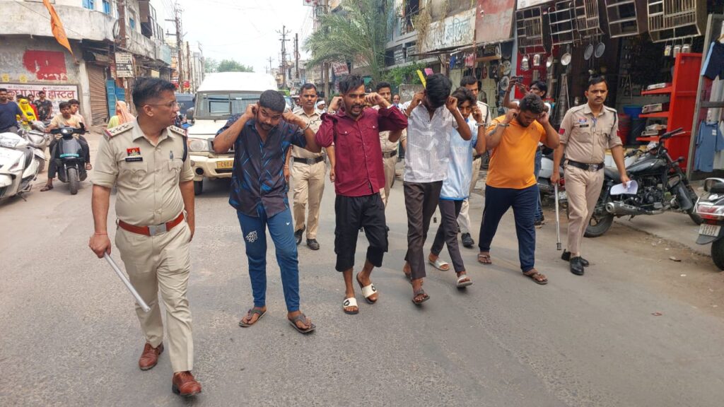 बिलासपुर पुलिस का त्वरित एक्शन: मारपीट के आरोपियों को कुछ घंटों में दबोचा, मोहल्ले में निकाला गया जुलूस