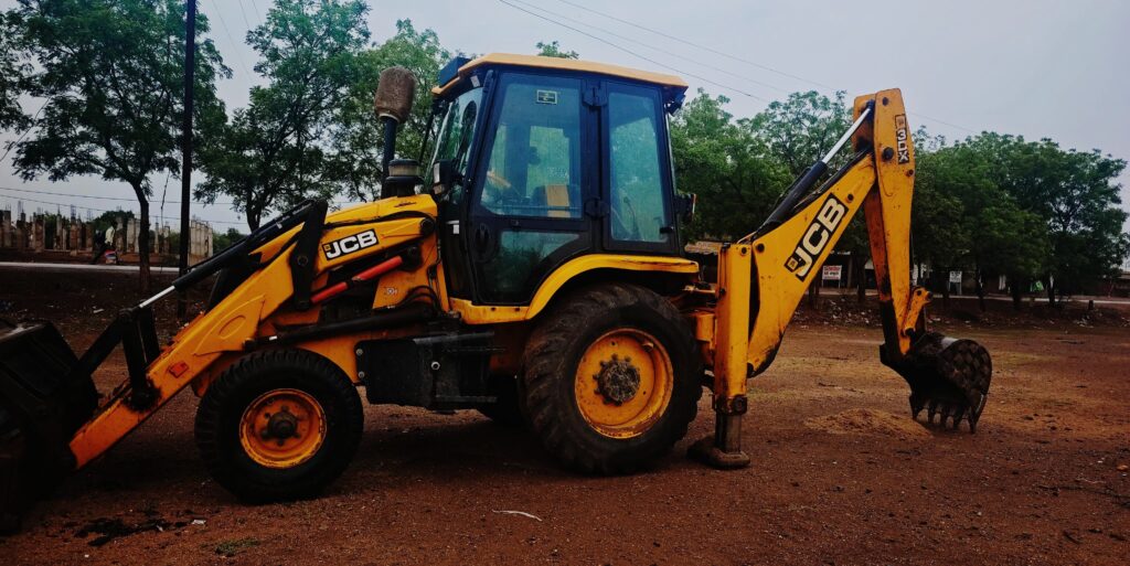 खनिज रेत के अवैध उत्खनन पर सख्ती, एक जेसीबी मशीन जप्त