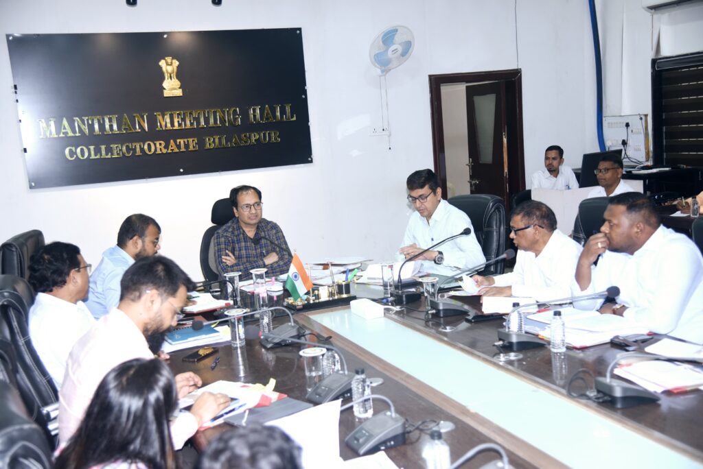 कलेक्टर ने की फ्लैगशिप योजनाओं की समीक्षा, सामुदायिक पौधारोपण और भूजल संरक्षण पर दिया जोर