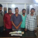 मोपका पुलिस की बड़ी कार्रवाई: 52 पत्ती ताश से जुआ खेलते 5 आरोपी गिरफ्तार, नगदी व ताश जब्त