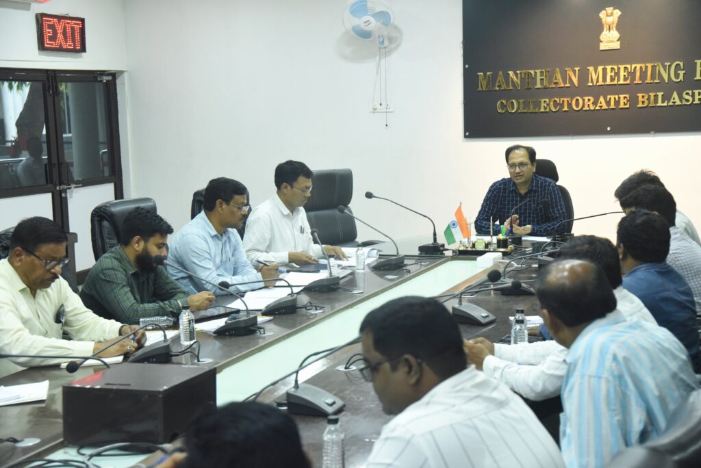 कलेक्टर ने की लोक निर्माण विभाग की समीक्षा, गुणवत्ता पर जताई चिंतासरकारी भवनों में भी दिखे निजी निर्माण जैसी गुणवत्ता: कलेक्टर अग्रवाल