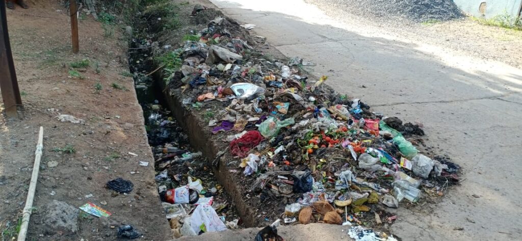 वार्ड क्रमांक 3, उसलापुर में स्वच्छता व्यवस्था ठप – नगर निगम की लापरवाही से त्रस्त आवासवासी