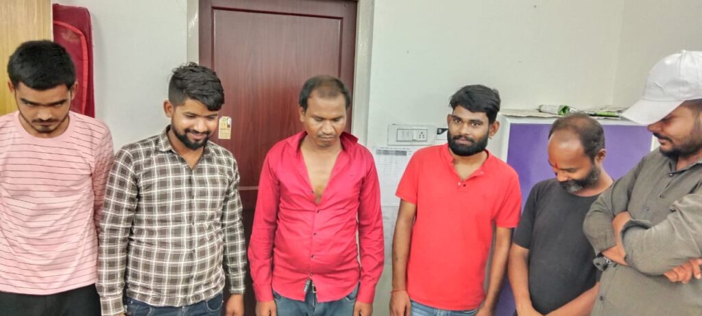 इमलीपारा मेन रोड पर खुलेआम जुआ: सिविल लाइन पुलिस ने की छापेमारी, 6 जुआरी गिरफ्तार