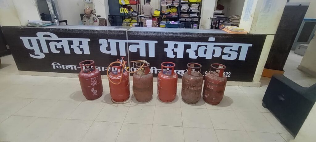सरकंडा थाना क्षेत्र में अवैध गैस सिलेंडर रिफिलिंग करते दो आरोपी गिरफ्तार, छह घरेलू सिलेंडर और रिफिलिंग मशीन जब्त