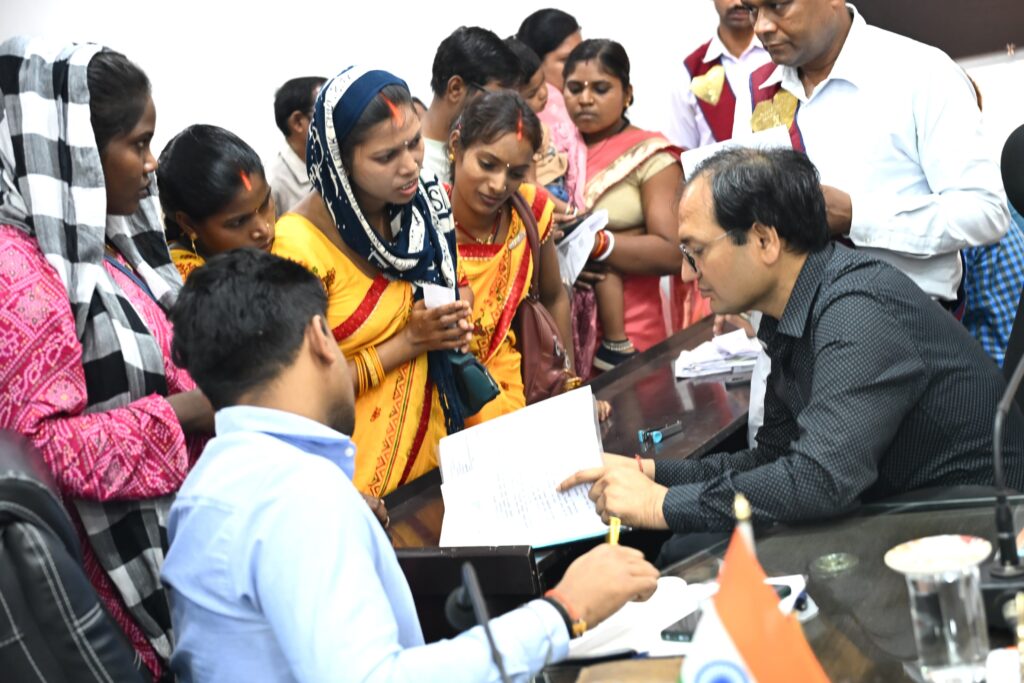 कलेक्टर ने जनदर्शन में सुनी आमजन की समस्याएं, त्वरित निराकरण के दिए निर्देश