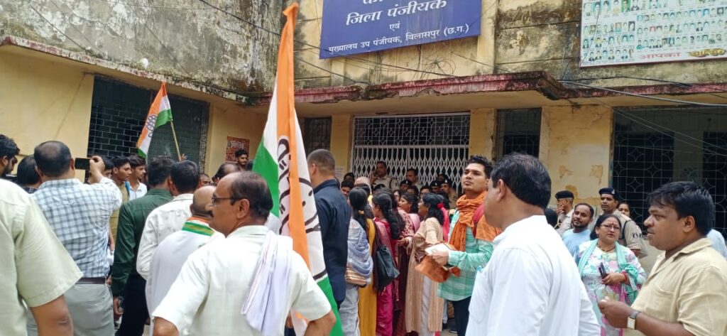 शिक्षा बचाओ आंदोलन: डीईओ कार्यालय का कांग्रेस जनों द्वारा घेराव