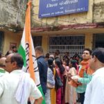 शिक्षा बचाओ आंदोलन: डीईओ कार्यालय का कांग्रेस जनों द्वारा घेराव