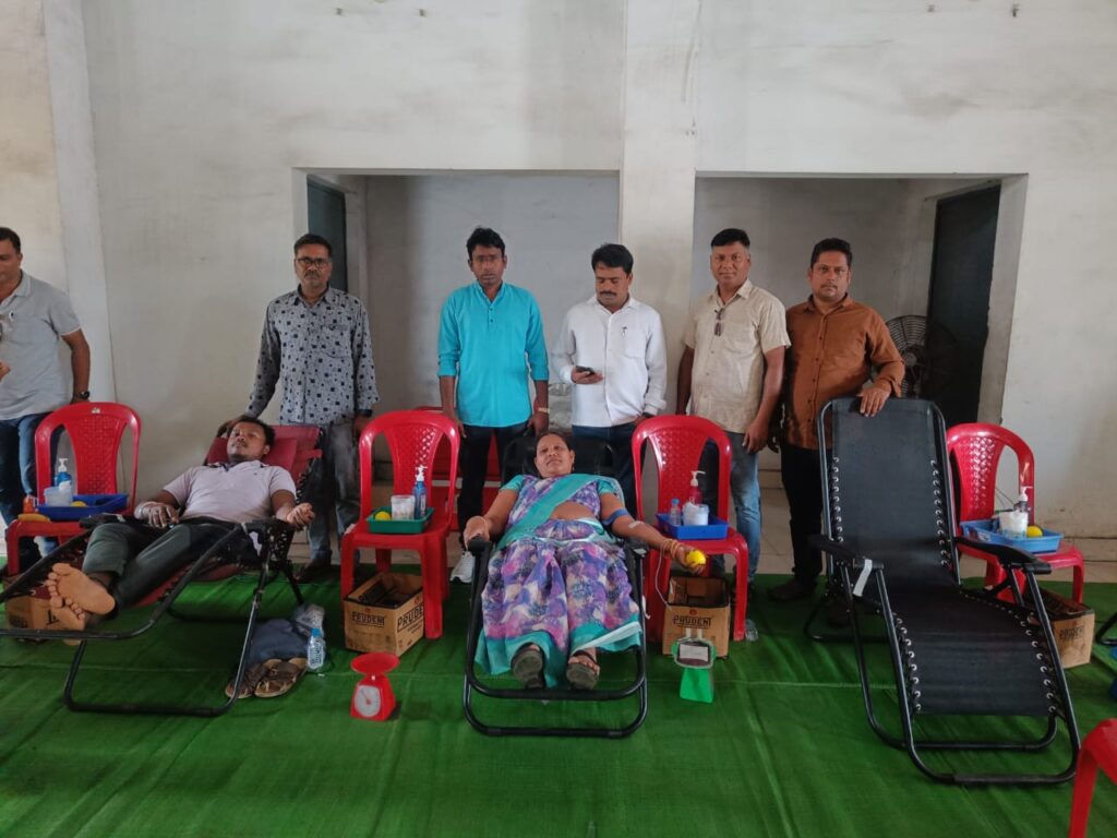 मितानिन अनुसूईया राठौर ने रक्तदान कर दिया प्रेरणा का संदेश, हरदीबाजार में नव प्रगति मंच द्वारा शिविर का आयोजन