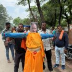 कुसमुण्डा GM के पुतले पर थूका, फिर फूंका – विस्थापितों का फूटा गुस्सा