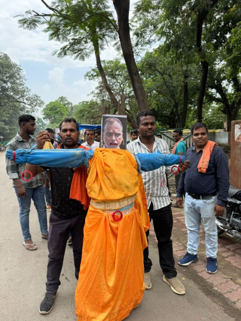 कुसमुण्डा GM के पुतले पर थूका, फिर फूंका – विस्थापितों का फूटा गुस्सा