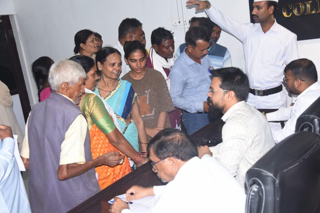 गरीब दिव्यांग दंपति को नहीं मिला प्रधानमंत्री आवास, जिला पंचायत सीईओ को जांच के निर्देश&nbsp;&nbsp;&nbsp;&nbsp;&nbsp;&nbsp;&nbsp;&nbsp; स्थान: बिलासपुर