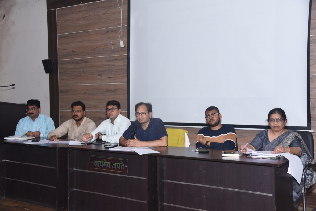 स्वास्थ्य योजनाओं की कलेक्टर ने की गहन समीक्षा