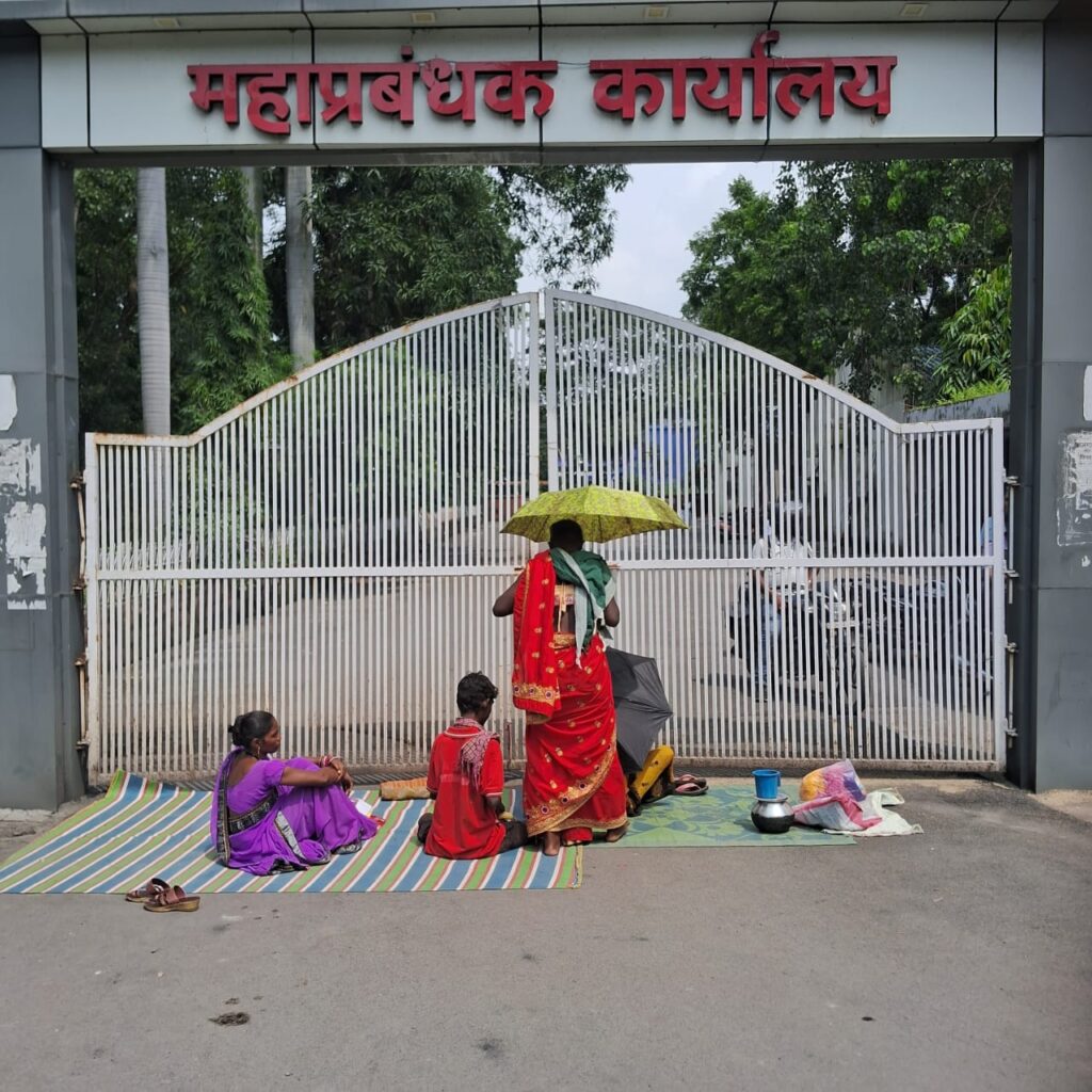 कुसमुण्डा GM दफ्तर में तालाबंदी, अधिकारियों से नोकझोंक — भूविस्थापितों ने यहीं पकाया-खाया खाना