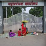 कुसमुण्डा GM दफ्तर में तालाबंदी, अधिकारियों से नोकझोंक — भूविस्थापितों ने यहीं पकाया-खाया खाना