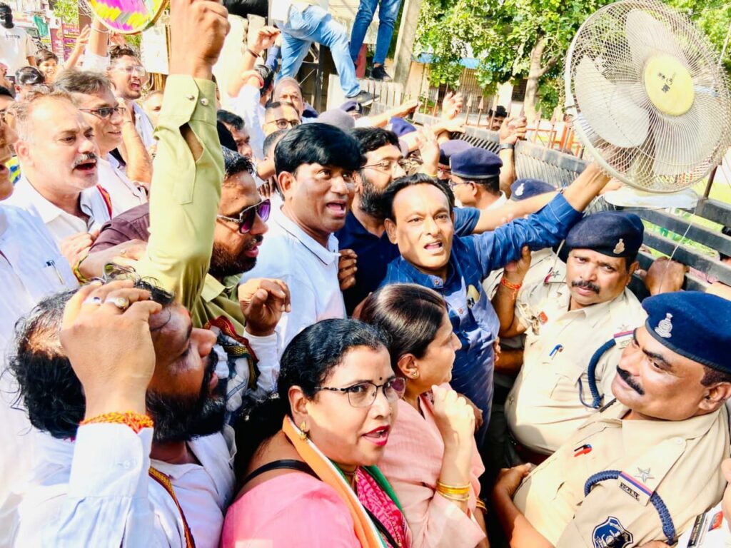  कांग्रेस का बिजली बिल हाफ योजना बहाल करने की मांग, तिफरा सीएसईबी कार्यालय का घेराव